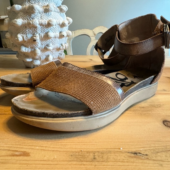 OTBT Sandals - Picture 1 of 8